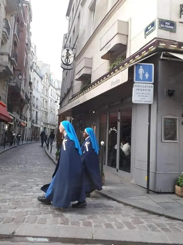 Coeur De Paris Notre Dame Nid Tout Equipe Type Cabine Salle De Bains Calme Lumineux Propre France