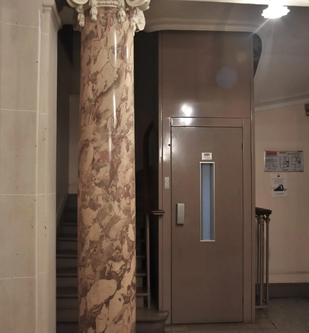 Coeur De Paris Notre Dame Nid Tout Equipe Type Cabine Salle De Bains Calme Lumineux Propre Apartment
